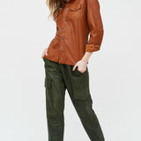 PANTALON CARGO CUERO SALE